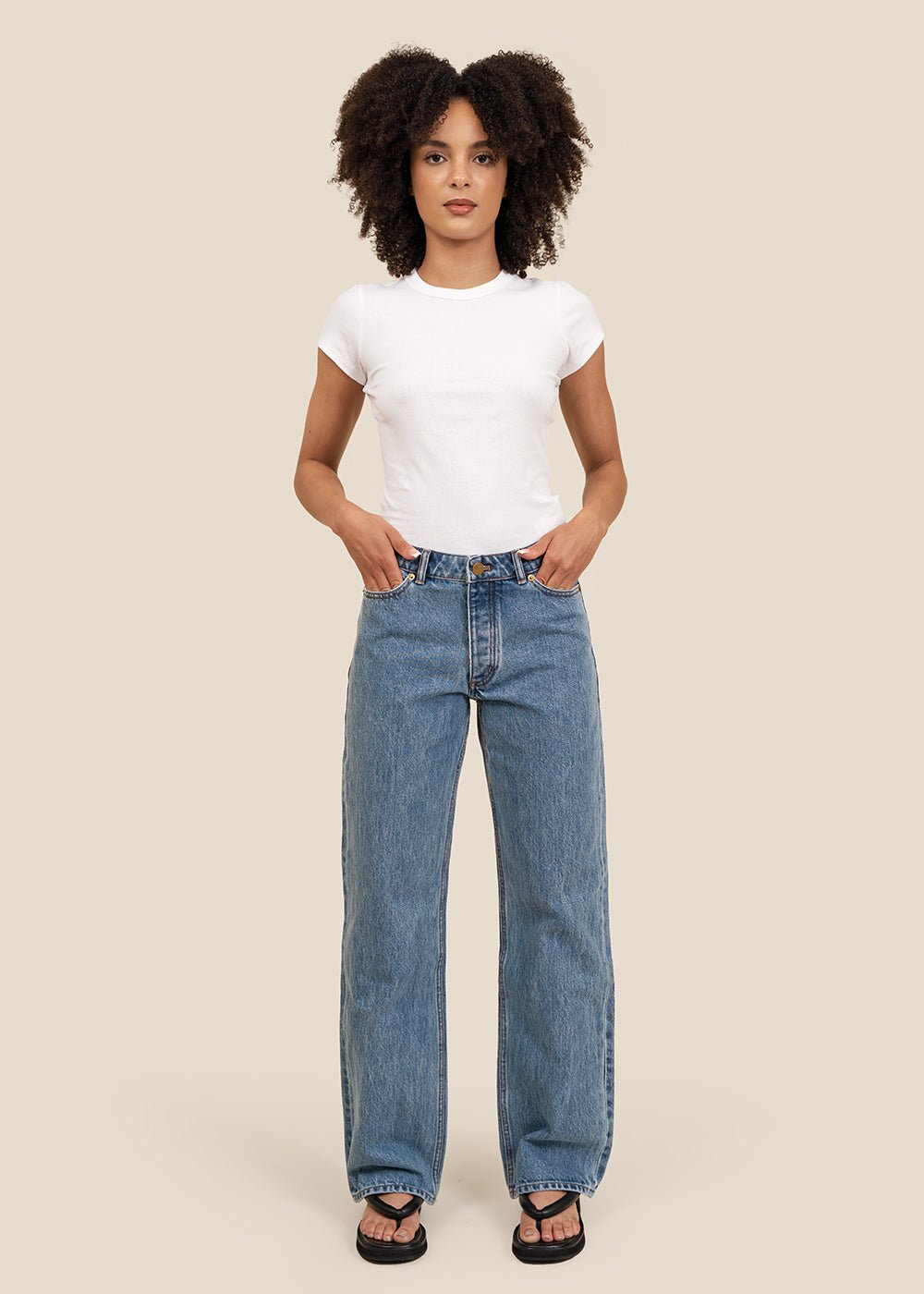 Retro Chic Look in Wide Leg Jeans